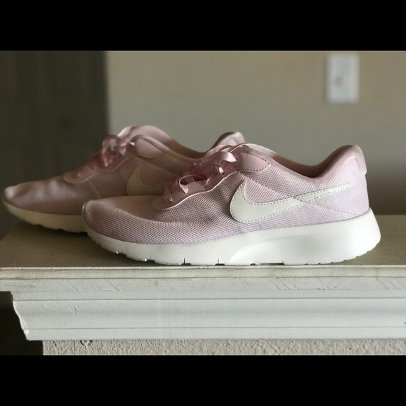 light pink nike tanjun